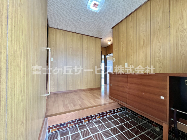【玄関】 | 磐田市福田中島　中古住宅 | 明るい玄関です