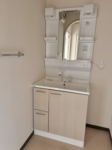 ガーデンヒルズ鐘塚の洗面所|別部屋の写真です。