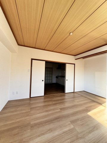 ガーデンヒルズ鐘塚の寝室|別部屋の写真です。