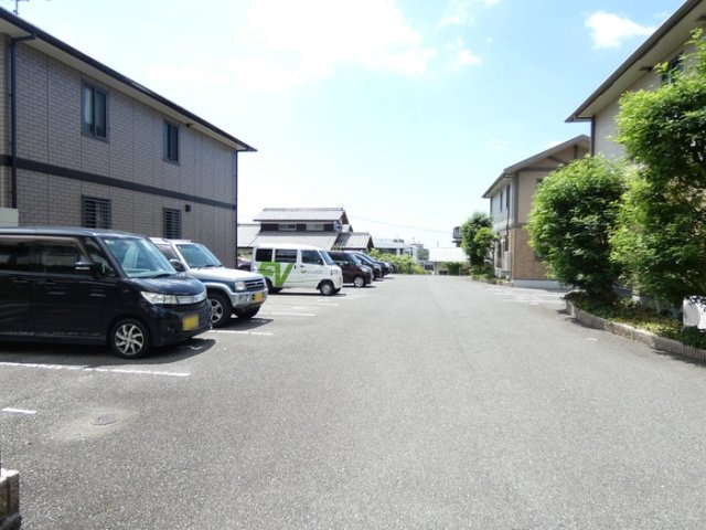 【駐車場】 | セジュールシャルマン A棟 | 車をお持ちの方に嬉しい駐車場付きの物件です