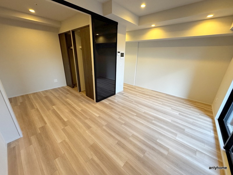 シーズンフラッツ中崎　仲介手数料無料の洋室