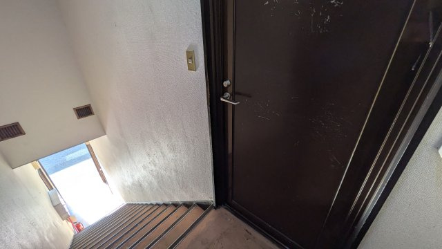 サンライトビル芝塚の玄関