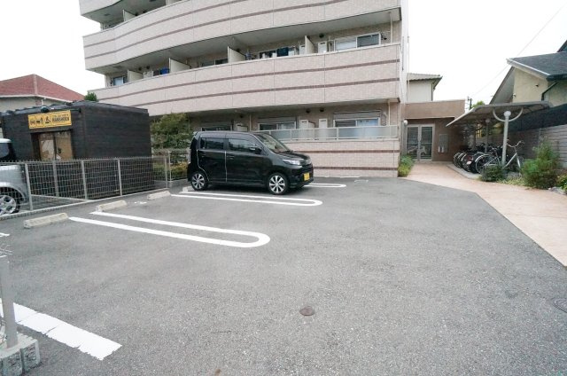 ラポールⅡの駐車場