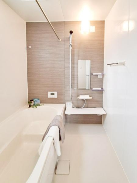 センチュリータウン関園ⅡSの浴室|木目調のアクセントパネルが温かみを感じさせ、落ち着いた雰囲気の浴室。リラックスできる空間が広がっています。