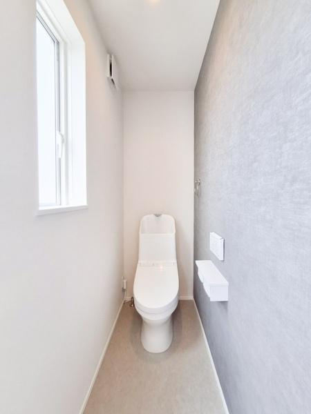 センチュリータウン関園ⅡSのトイレ|グレーのアクセントクロスが上品な印象を与える2階トイレ。