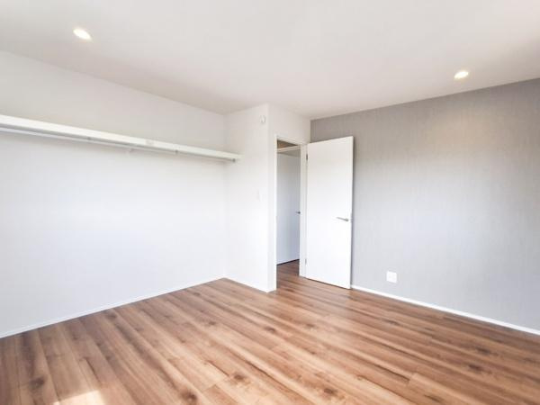 センチュリータウン関園ⅡSの洋室|オープンクローゼットは見やすく、取り出しやすいため、毎日の整理整頓が簡単に。さらに、扉がないことで空間に圧迫感を与えず、広々とした印象を作り出します。