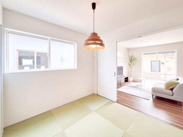 センチュリータウン関園ⅡSの和室|和室の扉を開けると広がる開放感。玄関とリビングから出入りでき、便利でフレキシブルな空間です。