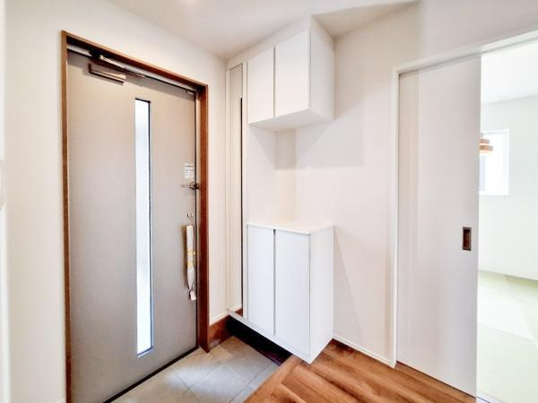 センチュリータウン関園ⅡSの玄関|コの字型のシューズボックスは、靴をすっきり収納でき、整理整頓がしやすい便利なデザインです。