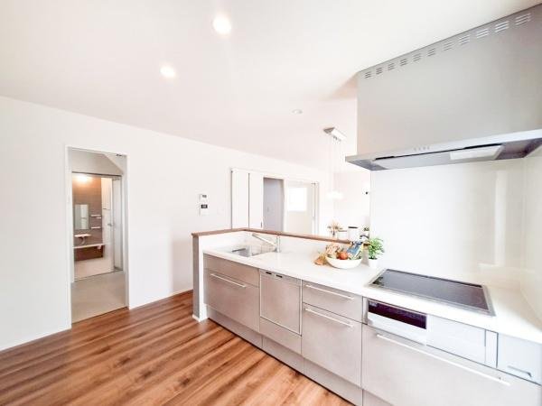 センチュリータウン関園ⅡSのキッチン|キッチンから洗面室やリビングまでがスムーズにつながる家事動線で、毎日の料理や洗濯、掃除も無駄なく効率的に。家事をしながらでも家族の様子が見渡せるので、安心してコミュニケーションも取れます。