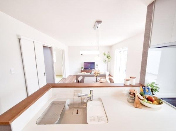 センチュリータウン関園ⅡSの内装|和室とつながったリビングは、柔らかな和の雰囲気と開放感が融合した空間。家族みんながくつろげる心地よい場所で、自然と団らんの時間が生まれます。