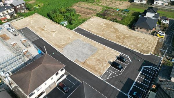 センチュリータウン関園ⅡSの前面道路含む現地写真|広々とした10区画に分譲された住宅地の航空写真。整備された道路と区画ごとに広がる住環境が一目でわかり、理想の暮らしが広がる場所です。