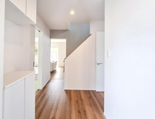 センチュリータウン関園ⅡSの玄関|玄関を入ると、洗面室や和室、リビング、トイレがすぐにアクセスできる便利な動線が広がります。また、2階へもスムーズに移動できる設計になっており、生活のしやすさを考えた間取りが特徴です。