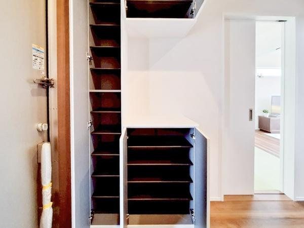 センチュリータウン関園ⅡSの収納|収納力が豊富な玄関には、靴や小物を整理できるシンプルで使いやすいシューズボックスが完備されています。玄関をすっきり収納させて毎日快適に迎える事が出来ます。