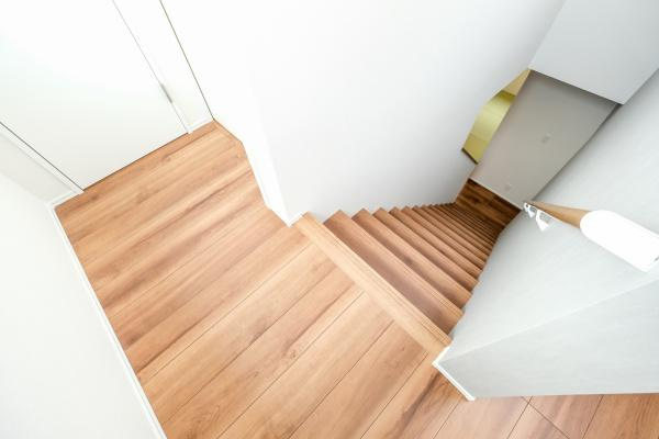 センチュリータウン関園ⅡSの内装|階段を上がって右手にはトイレと3帖の納戸があり、収納力も充実。左に進むと広々とした洋室が広がり、プライベート空間として最適な落ち着いた環境が整っています。