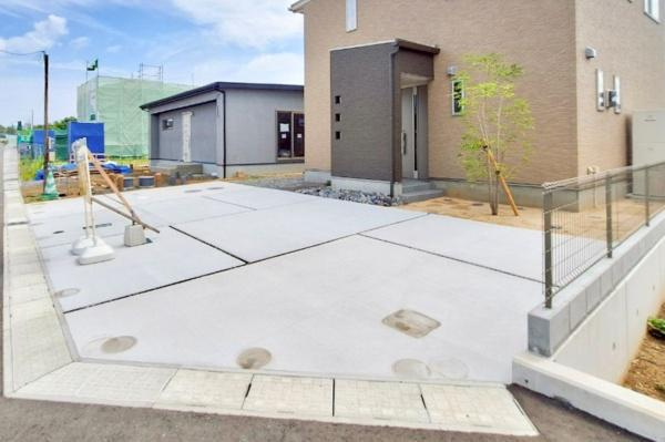 センチュリータウン関園ⅡSの駐車場|広々とした駐車スペースは、並列で車を停めやすく、駐車もスムーズに行えます。さらに、全面道路は車通りが少なく、安心して駐車できる環境です。（2025年6月撮影）