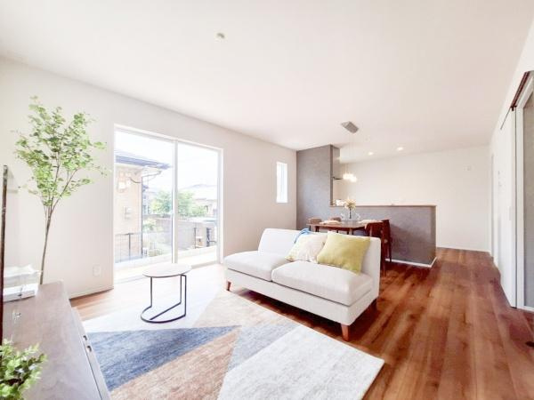 センチュリータウン関園ⅡSの居間・リビング|リビングには大きな窓があり採光性の高い空間が広がっています。床材は落ち着いた色合いで清潔感が漂います。