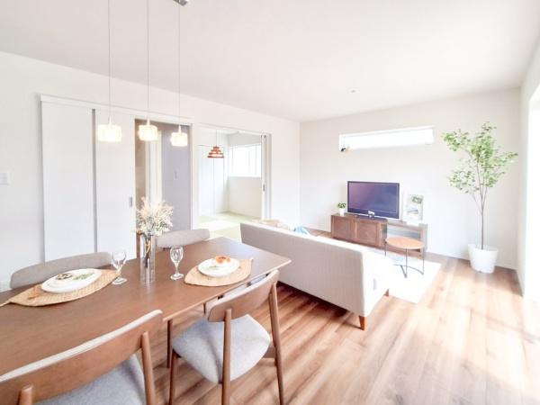 センチュリータウン関園ⅡSの内装|ペンダントライトが温かみのある雰囲気を演出し、居心地の良い空間が広がっています。