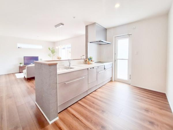 センチュリータウン関園ⅡSのキッチン|十分なスペースが確保されたキッチン。カップボードや冷蔵庫を置いても余裕があり、広々と快適に使える空間です。