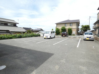 【駐車場】 | ルミエール 壱番館 | 駐車場があるので、車を買う予定の方も安心です