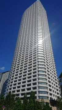 【外観】 | ザ・パークハウス西新宿タワー６０ | 鉄筋コンクリート造のがっちりとした建物。