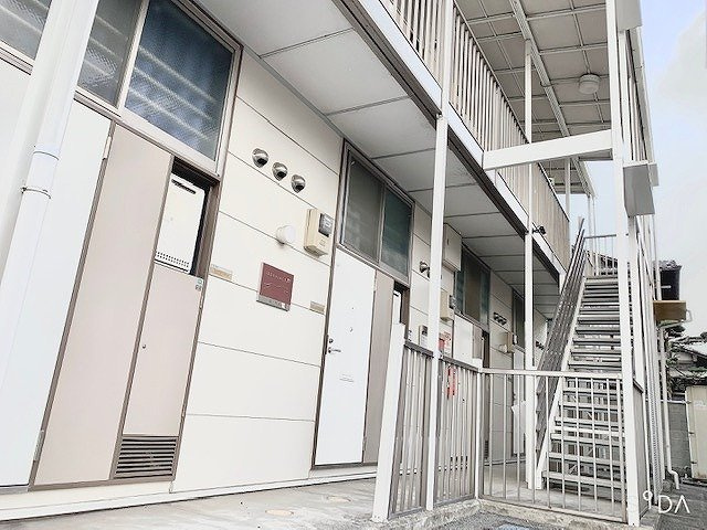 レオパレスル・ベルの玄関