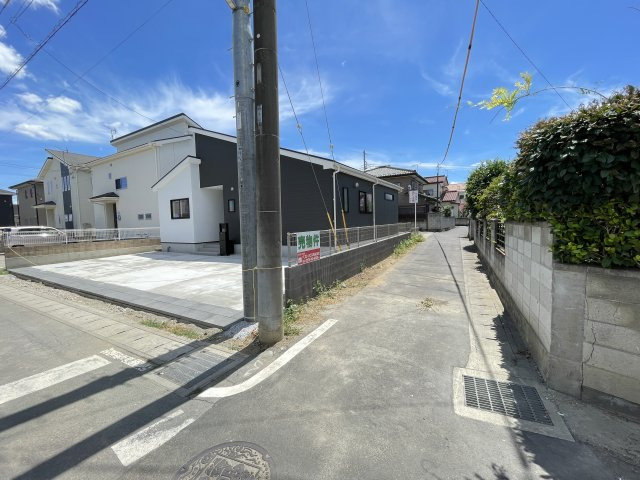 藤岡市小林24-1期（全1棟）1号棟の前面道路含む現地写真