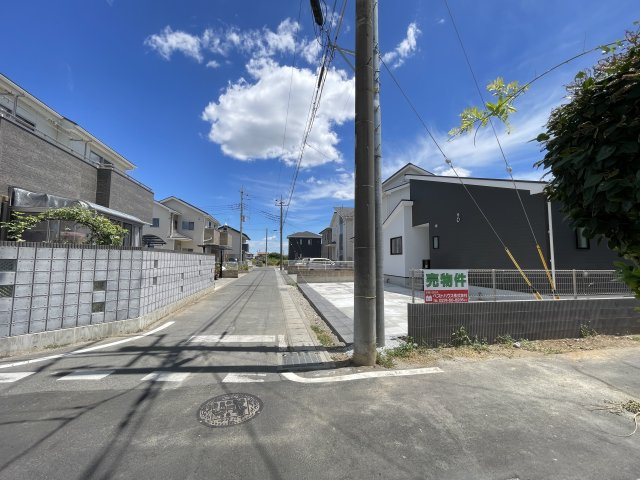 藤岡市小林24-1期（全1棟）1号棟の前面道路含む現地写真