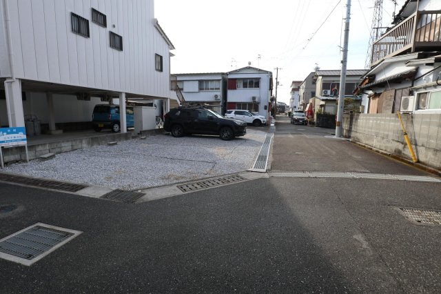 高知市薊野西町１丁目の前面道路含む現地写真