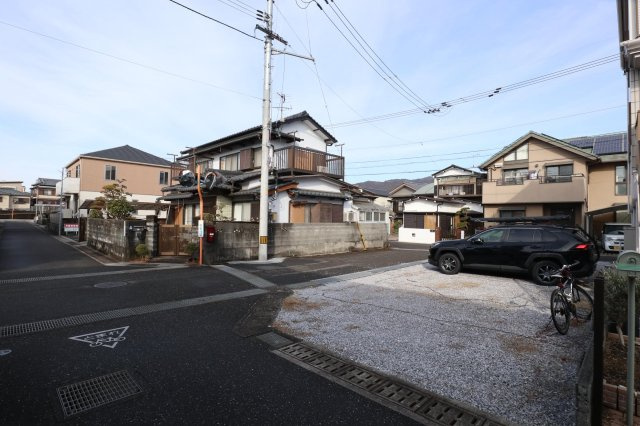 高知市薊野西町１丁目の前面道路含む現地写真