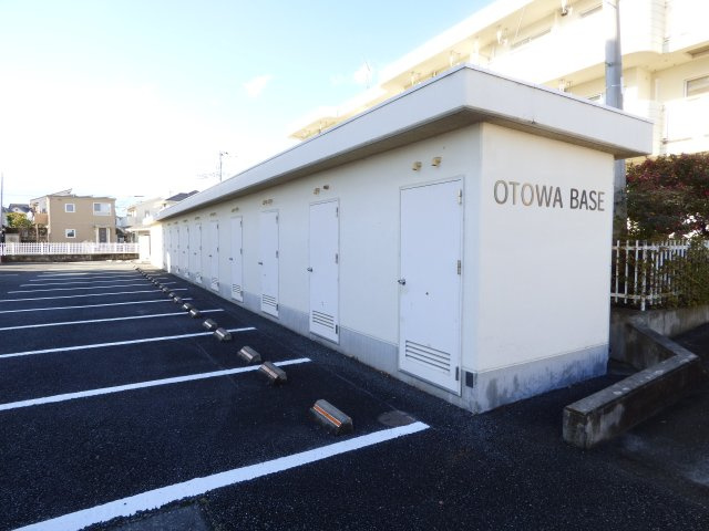 【設備】 | OTOWA BASE に号棟 | 1部屋に1ヶ所　倉庫があります