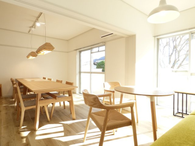 【その他共用部分】 | OTOWA BASE に号棟 | 1室を共用部へと改修した「みんなのへや」は、入居者が使えるキッチンやリビング、遊びコーナーを備えたコミュニティールームです。みんなのへや
