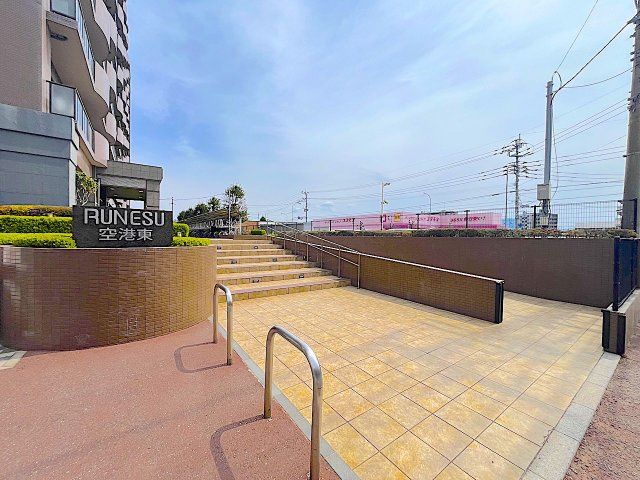 コアマンションルネス空港東のエントランス