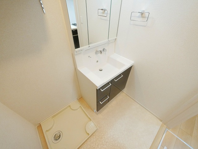 ウエストメゾン北袋Ⅰの洗面所|明るい洗面所です