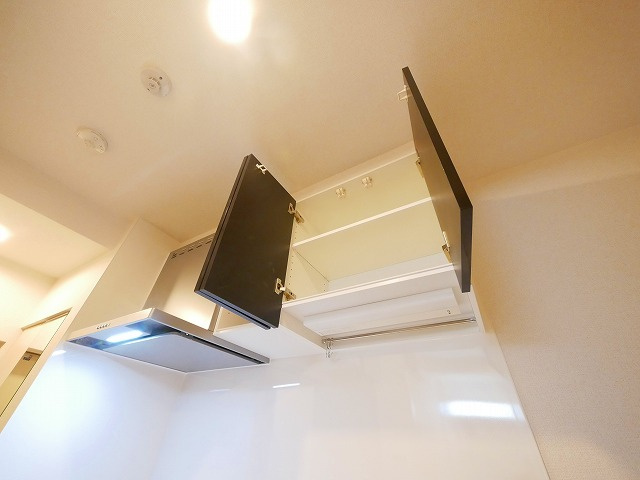 ウエストメゾン北袋Ⅰのキッチン|上部の収納スペースです