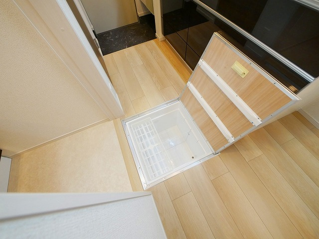 ウエストメゾン北袋Ⅰのキッチン|床下収納があり、保存食など保管できます
