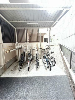 【駐車場】 | スプリングヴィラ | 敷地内に自転車置き場があります(^^)/