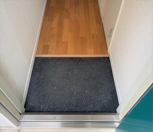 レオパレス中山の玄関