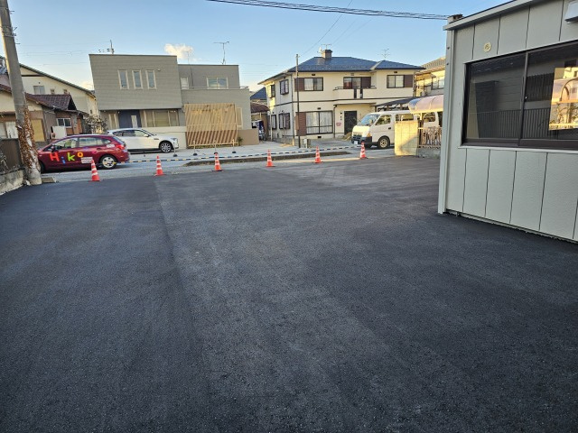 彦根市平田町の店舗事務所の駐車場|駐車スペースが多いのが魅力です