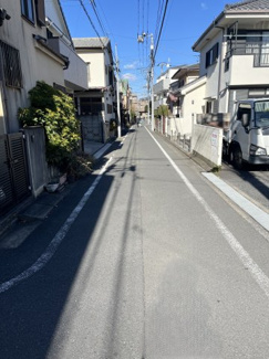 【前面道路含む現地写真】 | 東側の前面道路になります。駅から近いですが、あまり交通量は多くありません。