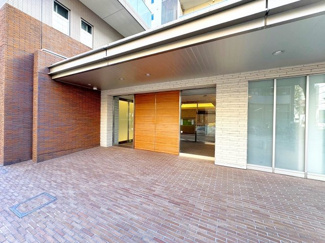 【エントランス】 | ダブルオートロックを備えたエントランスは高級感があり帰るのが楽しみになりそうです。