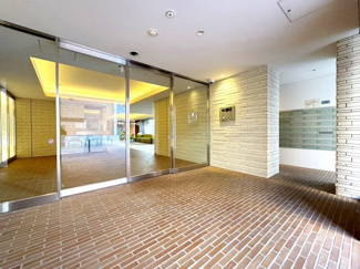 【エントランス】 | 来客の顔を確認することができるオートロックは、お子様のお留守番時も安心することができます。