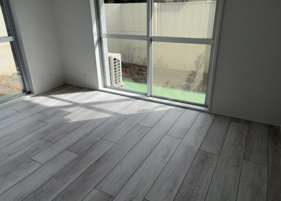 【洋室】 | ホビーバーンズ | 洋室のメリットは重い家具が置きやすく、身の回りが整理しやすいことです。 床がフローリングのため畳とは異なり凹みにくいです。 クローゼットなど収納が豊富で、普段使わない旅行カバンや服の整頓も簡単にです。