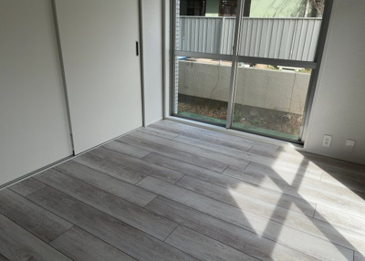 【寝室】 | ホビーバーンズ | 寝室でゆっくりと過ごすためにはベッド周りの適度な空間を担保することや窓の位置、照明の明るさ、寝室の広さなどを考える必要があります。自身や家族の構成とライフスタイルに併せて寝室にする部屋を選びましょう！