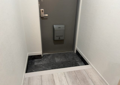 【玄関】 | ホビーバーンズ | 玄関は家の顔でもあり、家族以外の目にも止まる場所です。玄関は外との間を仕切る扉、靴などをしまっておく収納スペース、靴脱ぎのたたきスペース、来客とのやり取りをするドアホンなど複数のアイテムからなります。