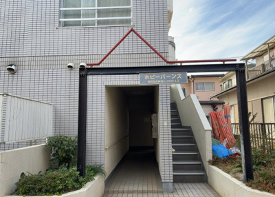 【エントランス】 | ホビーバーンズ | マンションのエントランスには、もともと風よけや防犯の役割がありますが、マンションによって宅配ボックスなどの設備が備わっている所もあります。日々の生活をイメージしながら生活しやすさをチェックしましょう。