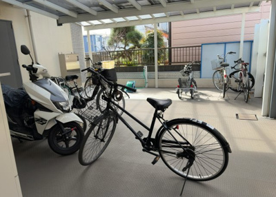 【駐車場】 | ホビーバーンズ | 車一台あたりに必要なスペースは、標準サイズの普通自動車で横幅2m50cm、長さ5mは必要になります。ただし、乗降のことも考慮して横幅3m30cm、長さ5m50cmほどは確保できるところを選びましょう。