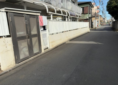 【駐車場】 | ホビーバーンズ | 駐車場と明記されていても、最小スペースでつくられた駐車場だと大型車は駐車できなかったり、出入りしにくくなったりする可能性があります。お車のサイズと購入したい物件の駐車場のサイズを現地で確認しましょう。