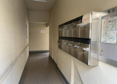 【設備】 | ホビーバーンズ | エントランス付近に設置されている集合ポストは、住んでいる部屋と離れているため、ポストをあさるなど誰かに何かされていても被害に気づきにくいです。入居する時には他人に特定されにくい番号で鍵をかけましょう！