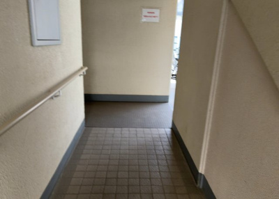 【ロビー】 | ホビーバーンズ | ラウンジは、マンションの共用スペースに椅子やテーブルなどを配置した利用者が寛げる空間です。屋内型ラウンジと屋外型ラウンジがあります。共用部分の管理状況と合わせて、詳細については現地でご確認ください。