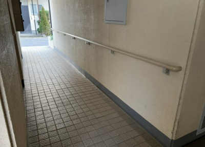 【ロビー】 | ホビーバーンズ | ロビーというと、エントランスと何がちがうの？と思いますよね。実はロビーとエントランスには明確な決まりはありません。物件によっては、エントランスを入って広がるある程度の広さのある空間がロビーとなります。